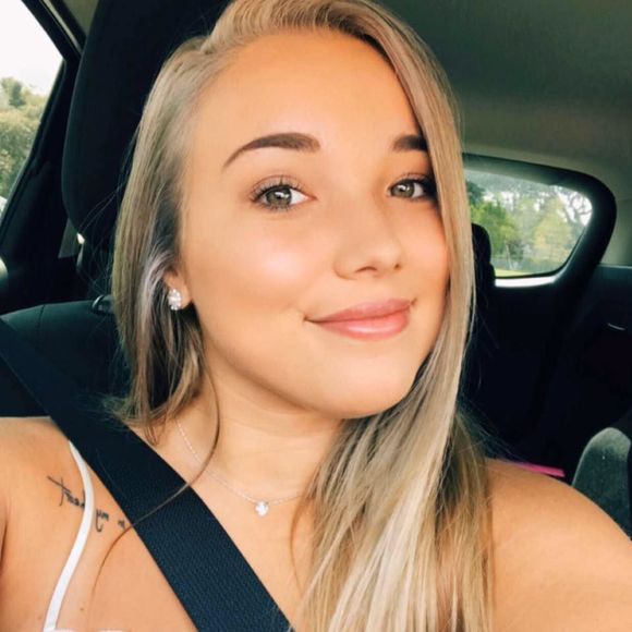 Meet your Posher, Alyssa - Picture 1 of 1